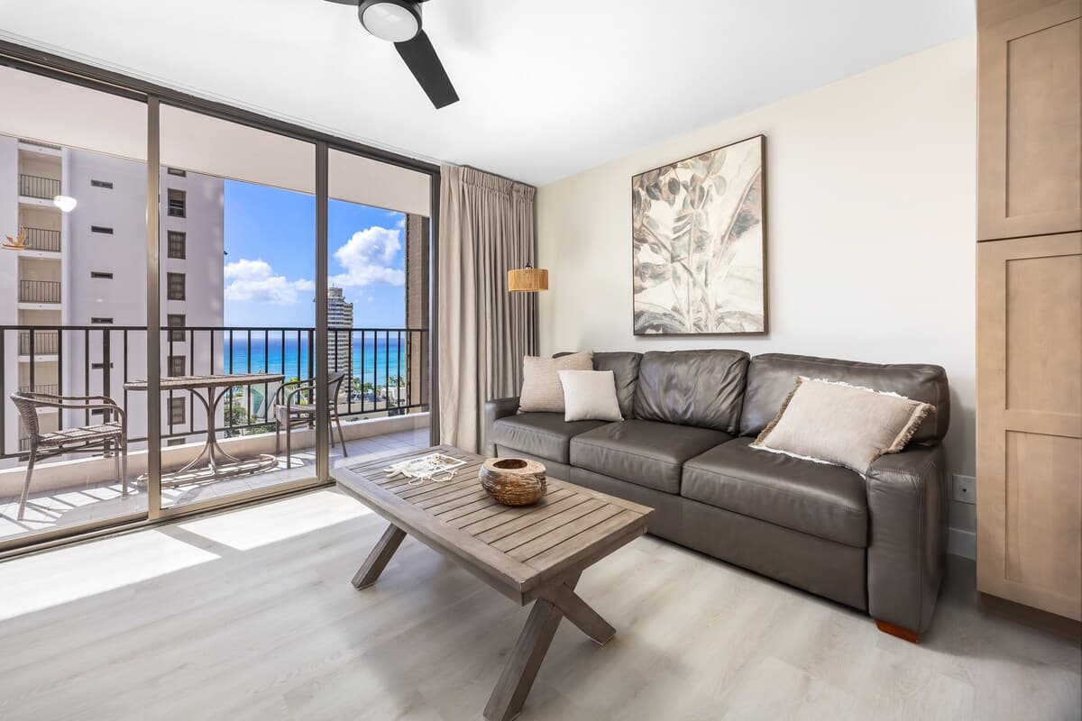 19th-floor condo w/ lanai, pool & beach access - Photo 5