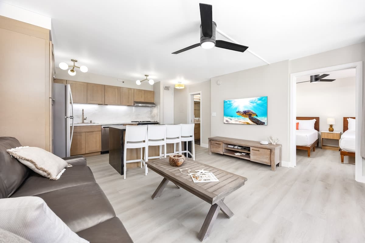 19th-floor condo w/ lanai, pool & beach access - Photo 3