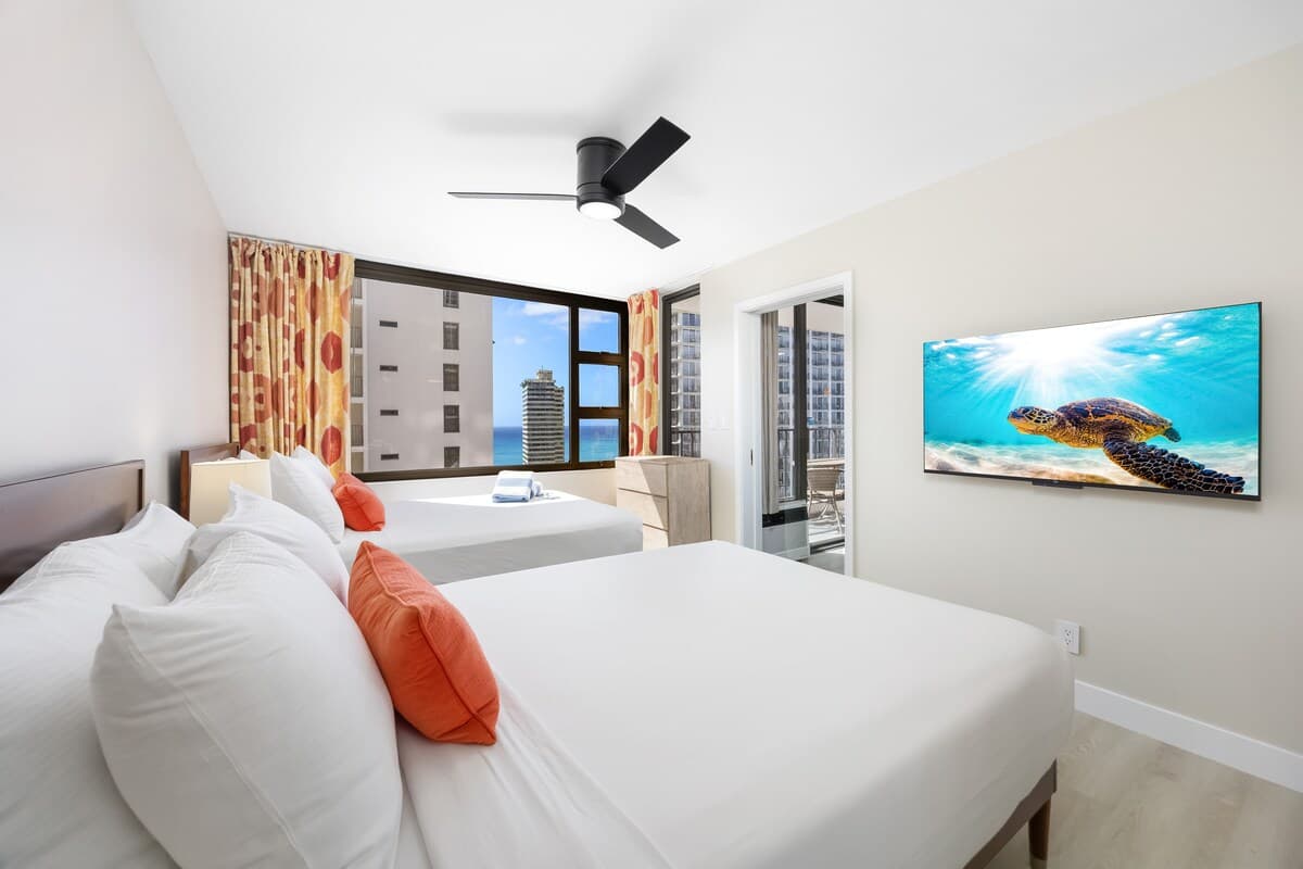 19th-floor condo w/ lanai, pool & beach access - Photo 1