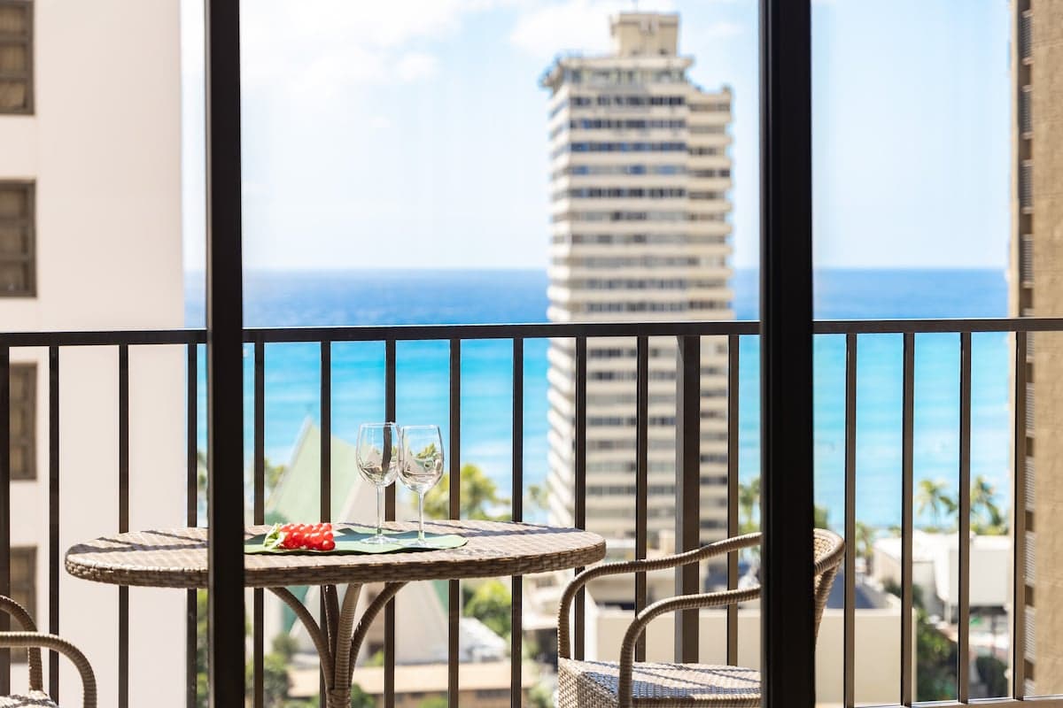 19th-floor condo w/ lanai, pool & beach access - Photo 2