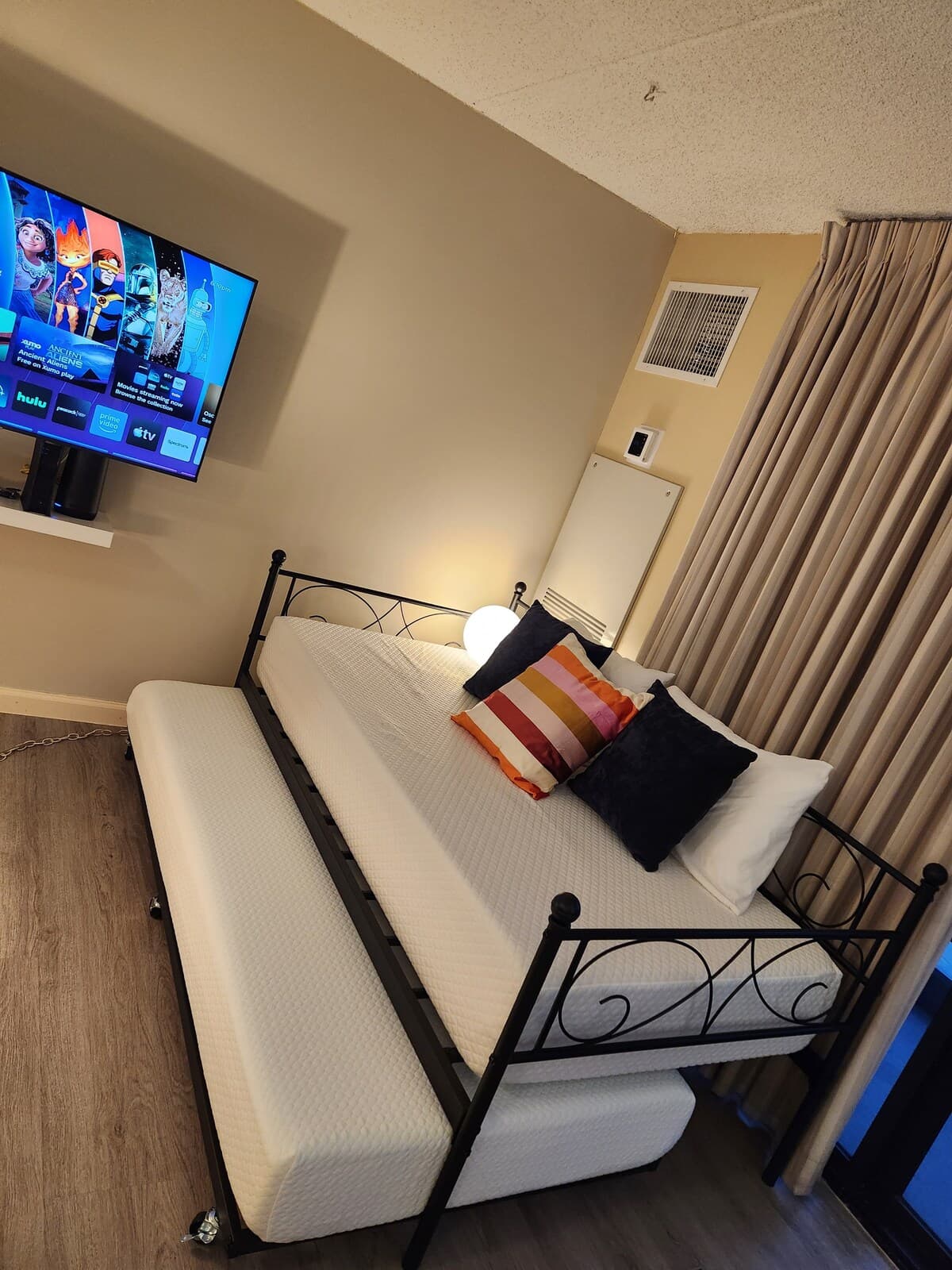 Condo in Honolulu · ★4.73 · 1 bedroom · 4 beds · 1 private bath - Photo 3
