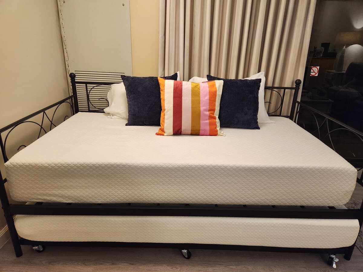 Condo in Honolulu · ★4.73 · 1 bedroom · 4 beds · 1 private bath - Photo 4