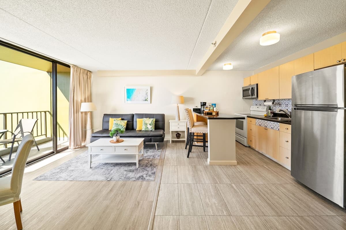 Condo in Honolulu · ★4.73 · 1 bedroom · 4 beds · 1 private bath - Photo 2