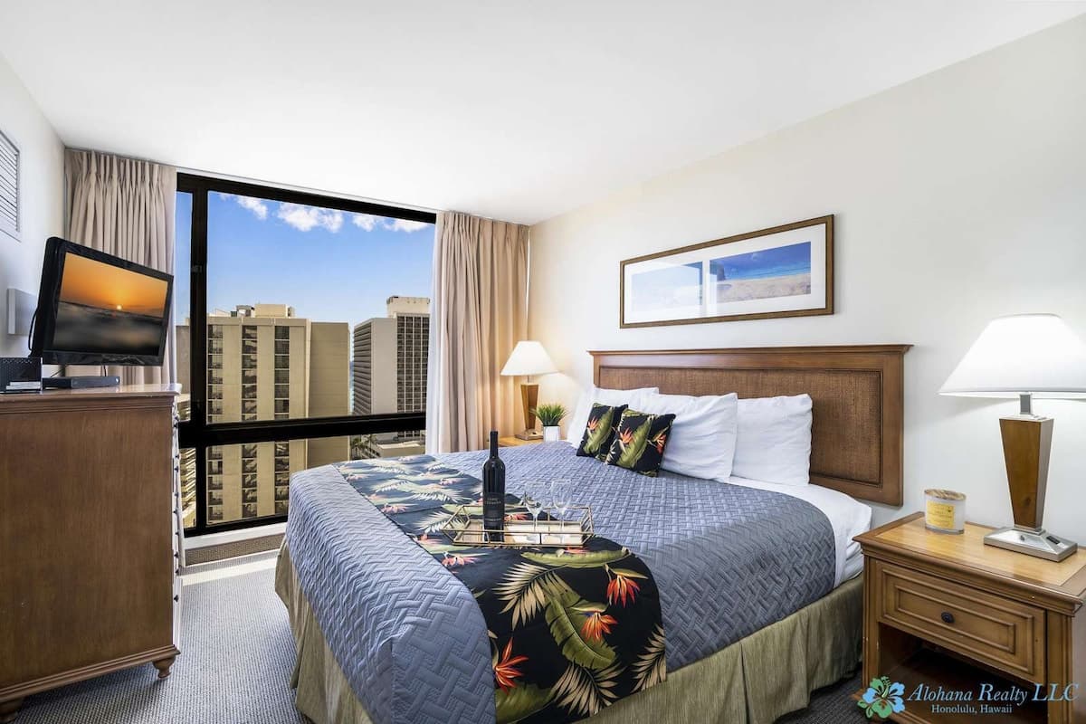 20th Fl Waikiki Sunset | King | Parking | Pool - Photo 1