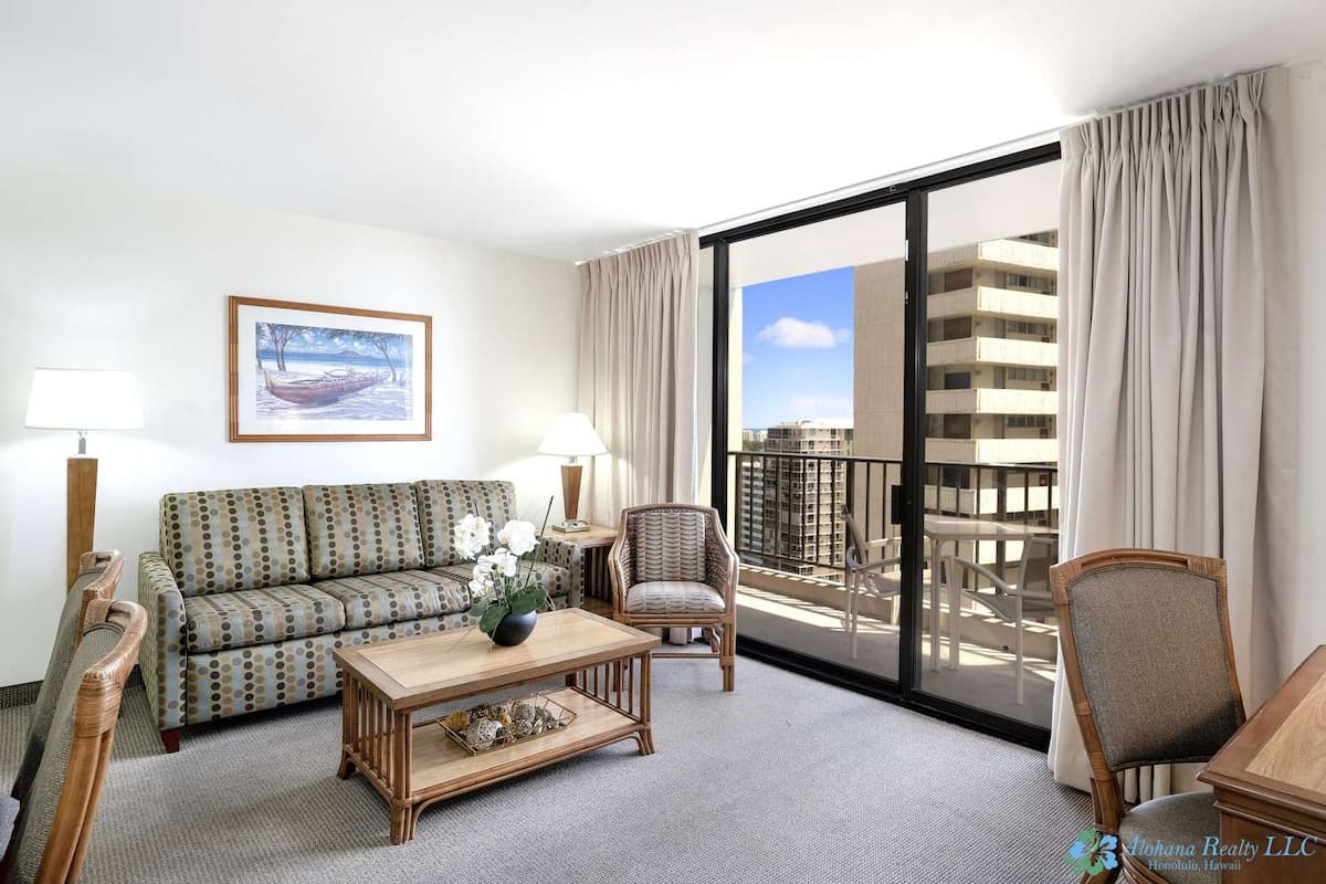 20th Fl Waikiki Sunset | King | Parking | Pool - Photo 2