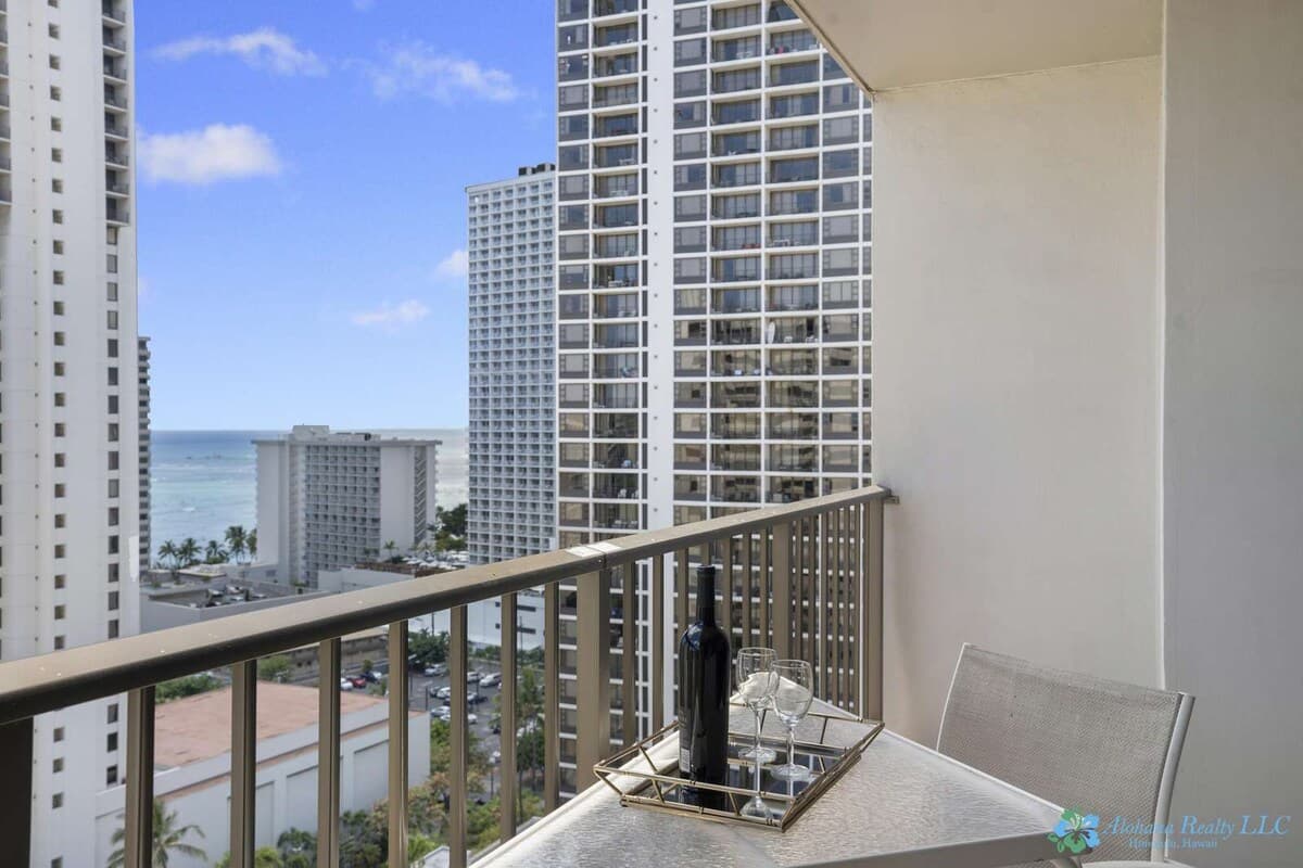 20th Fl Waikiki Sunset | King | Parking | Pool - Photo 3