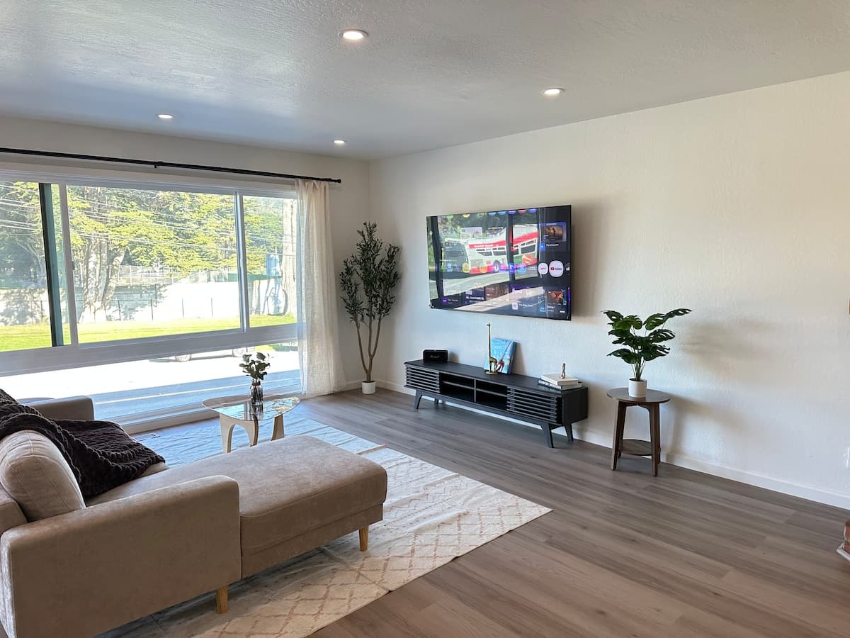 Sunny 4BR Home Near Park, Easy Freeway Access - Photo 5
