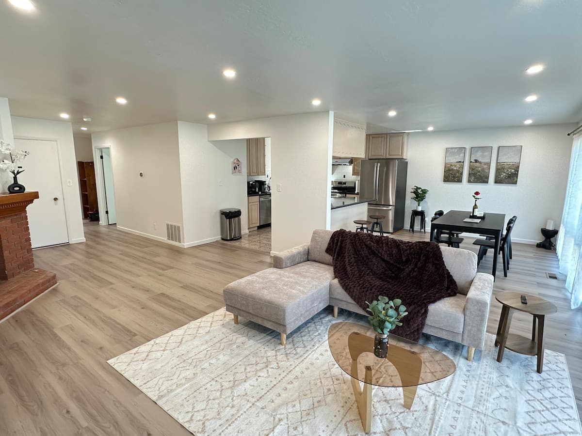 Sunny 4BR Home Near Park, Easy Freeway Access - Photo 3
