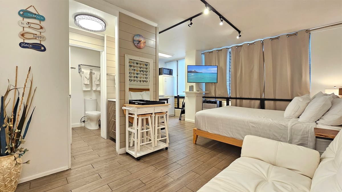 Waikīkī Grand Hotel® | Queen studio for 2+Kitchen - Photo 1