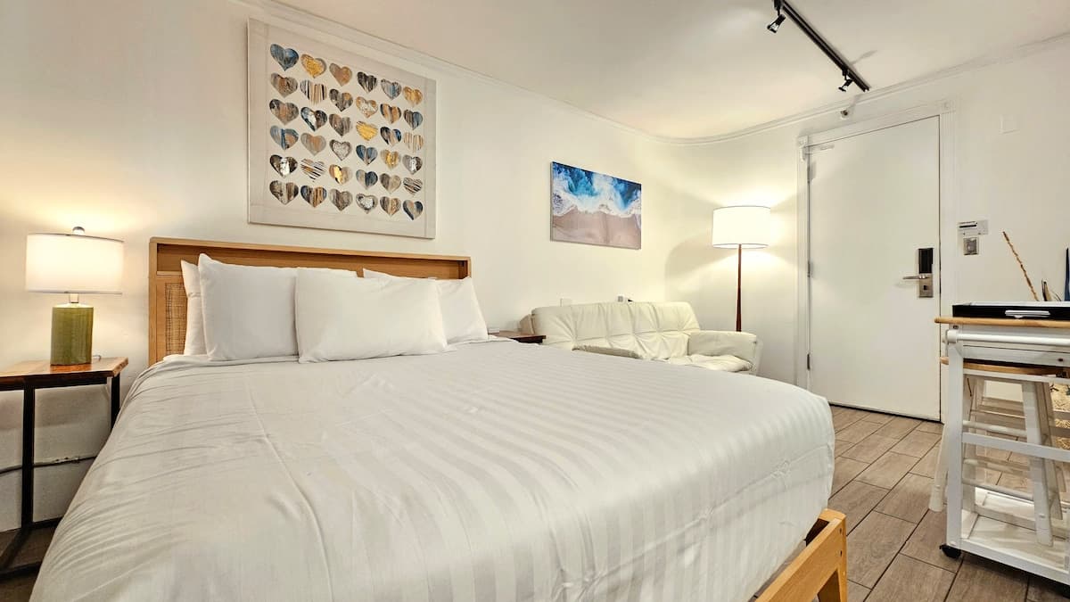 Waikīkī Grand Hotel® | Queen studio for 2+Kitchen - Photo 2