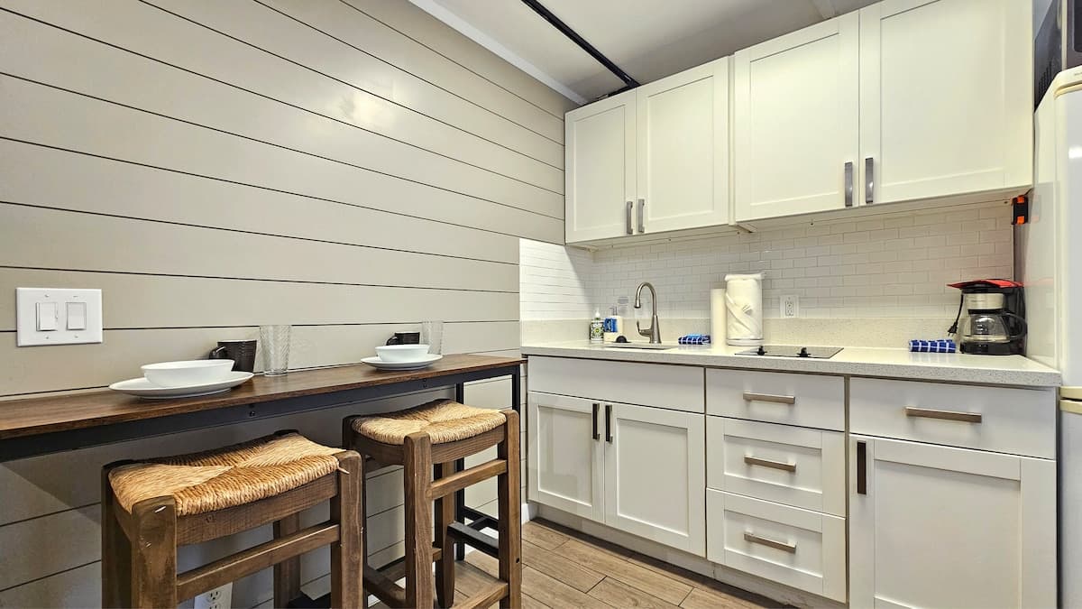 Waikīkī Grand Hotel® | Queen studio for 2+Kitchen - Photo 5