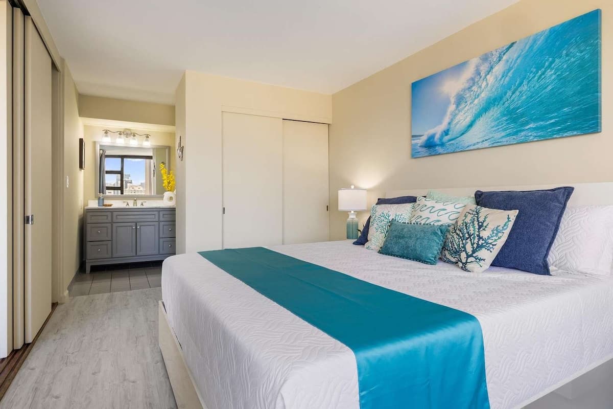 20th Fl Waikiki Banyan | King | AC | Parking - Photo 1