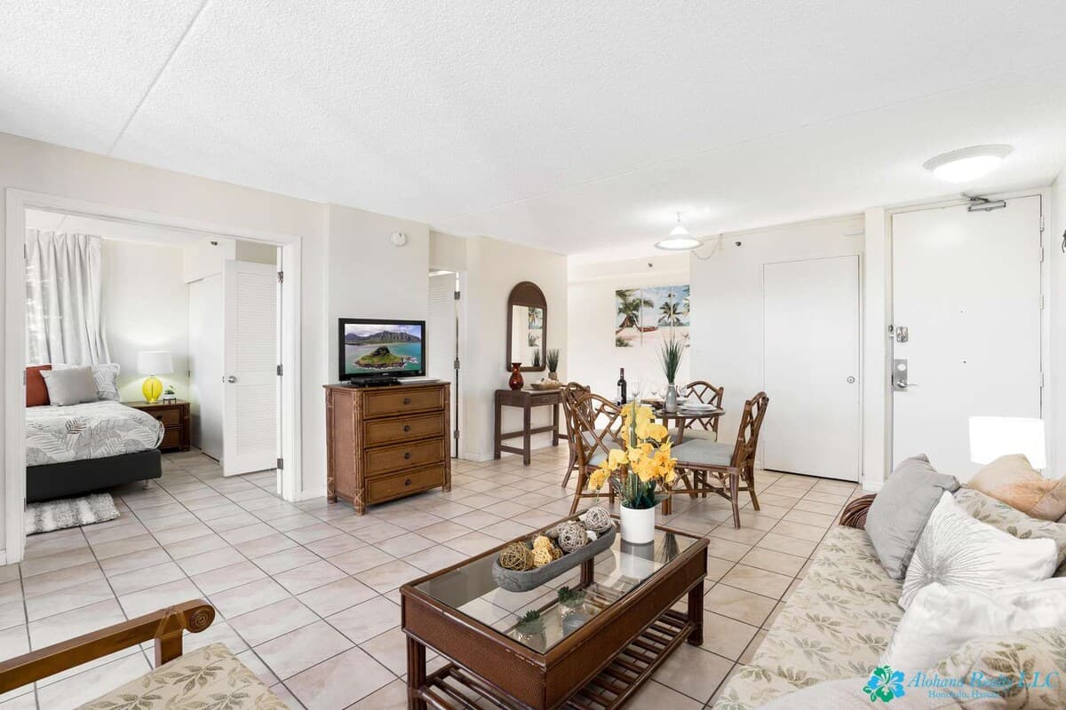 25th Fl Waikiki Banyan | King | Mtn View | Parking - Photo 3