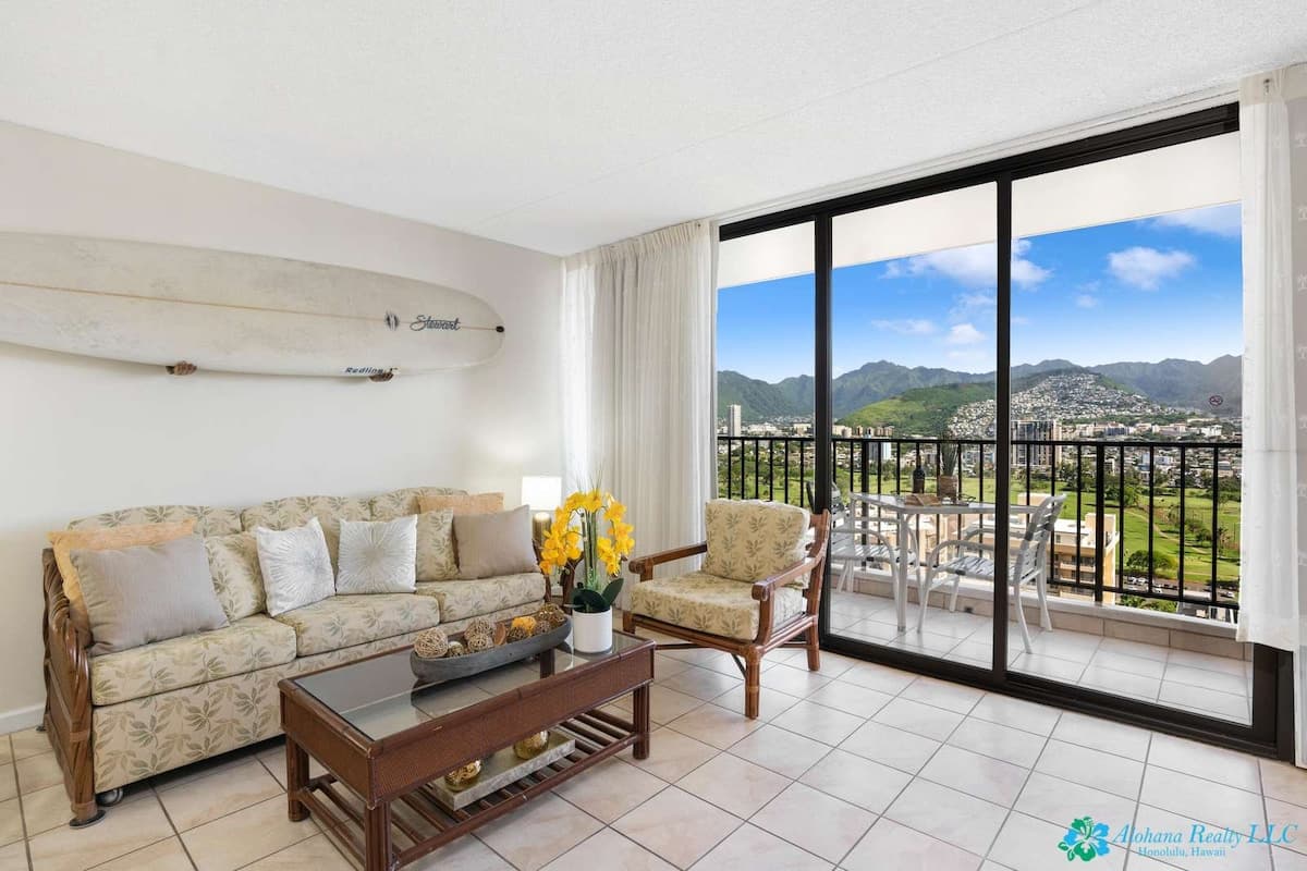 25th Fl Waikiki Banyan | King | Mtn View | Parking - Photo 1