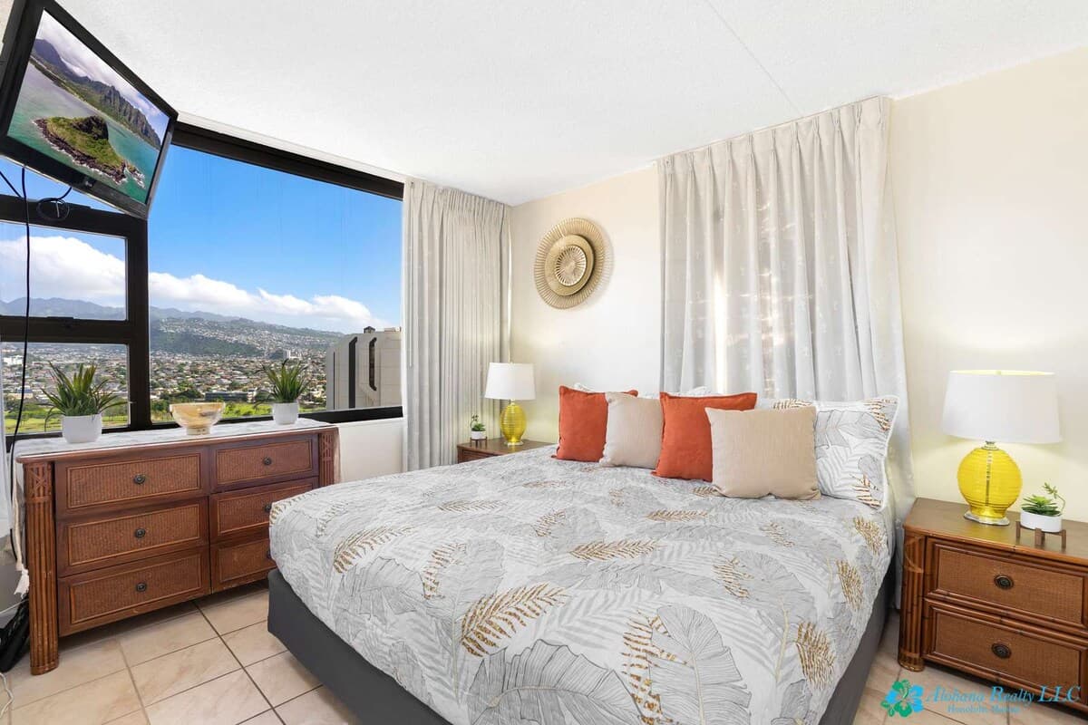 25th Fl Waikiki Banyan | King | Mtn View | Parking - Photo 2