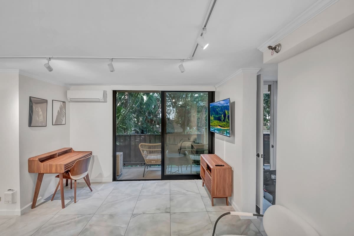Condo in Honolulu · ★4.91 · Studio · 2 beds · 1 private bath - Photo 3