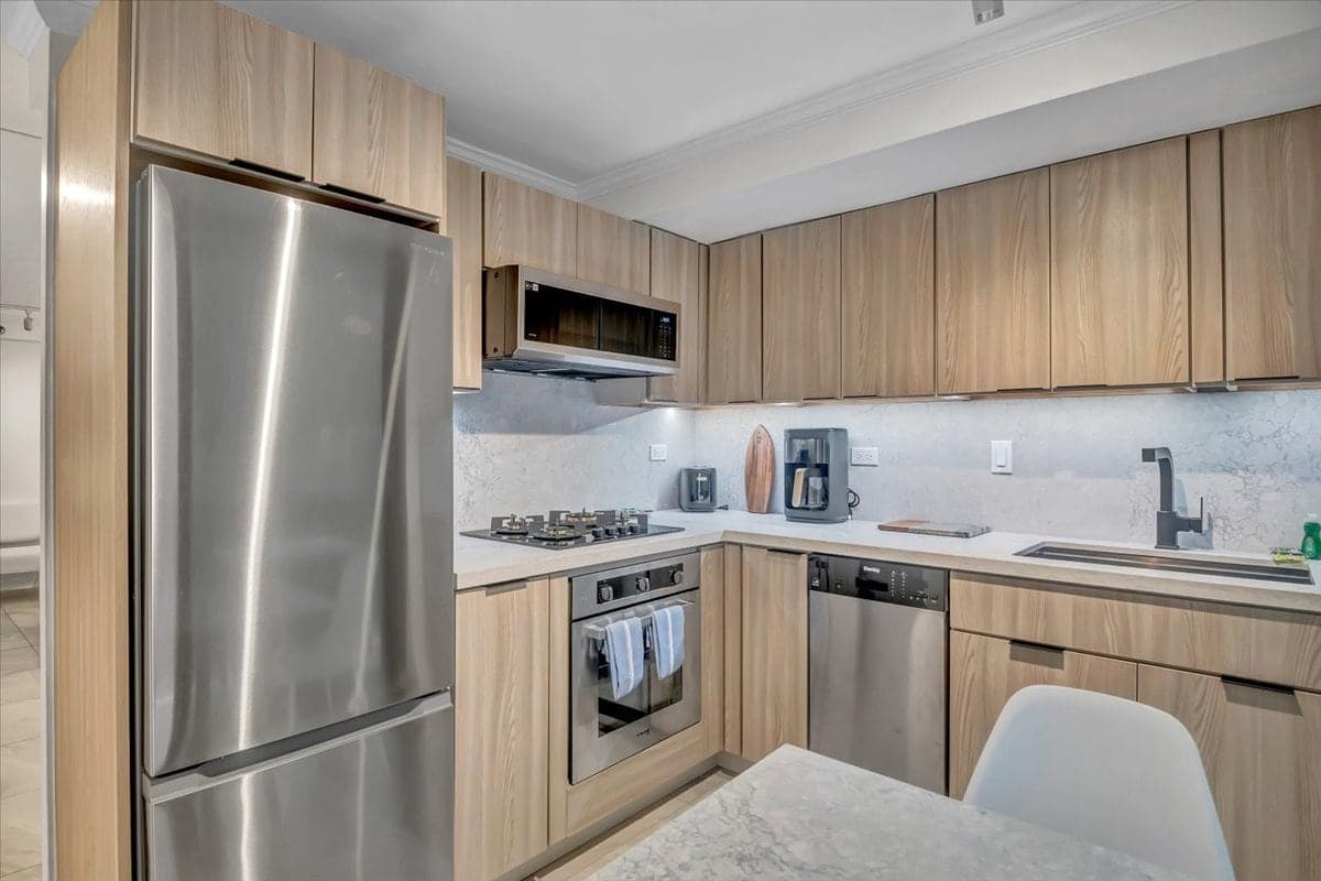 Condo in Honolulu · ★4.91 · Studio · 2 beds · 1 private bath - Photo 2