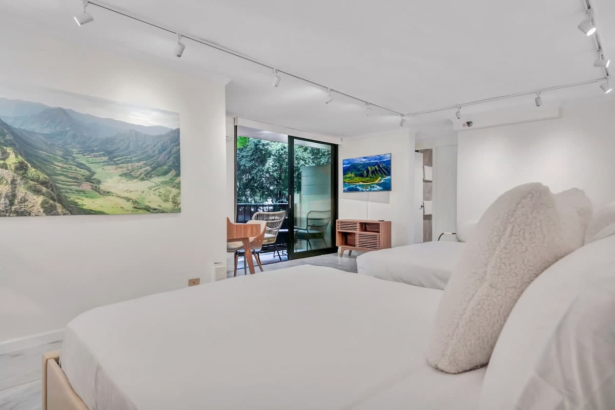 Condo in Honolulu · ★4.91 · Studio · 2 beds · 1 private bath - Photo 1