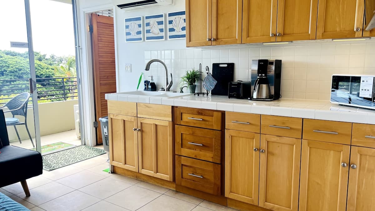 Top Rated Waikiki Location with Lanai & Ocean View - Photo 4