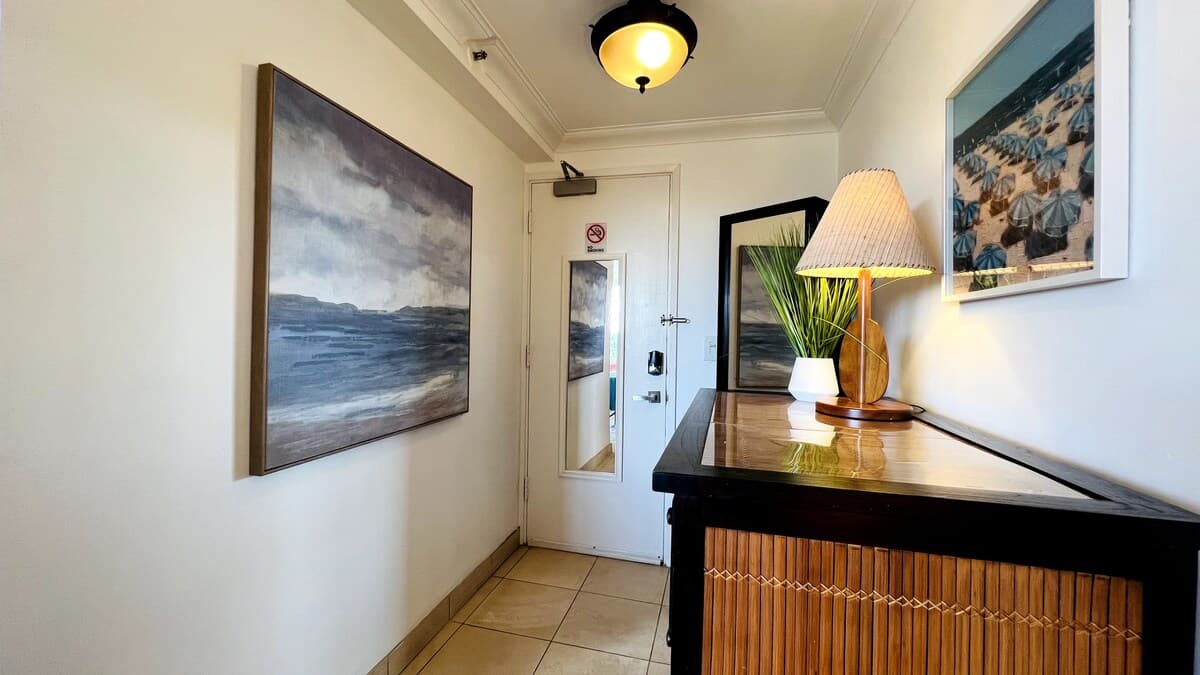Top Rated Waikiki Location with Lanai & Ocean View - Photo 5