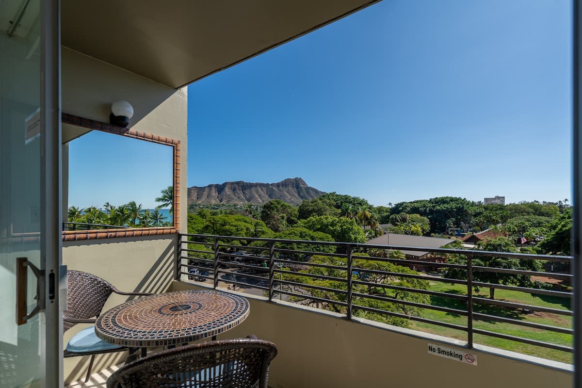 Top Rated Waikiki Location with Lanai & Ocean View - Photo 1
