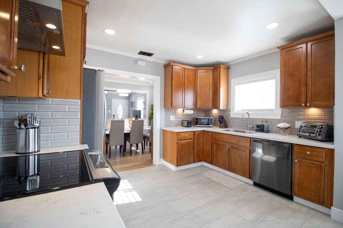 Modern Duplex with Electric Fireplace & 3 Parking - Photo 3