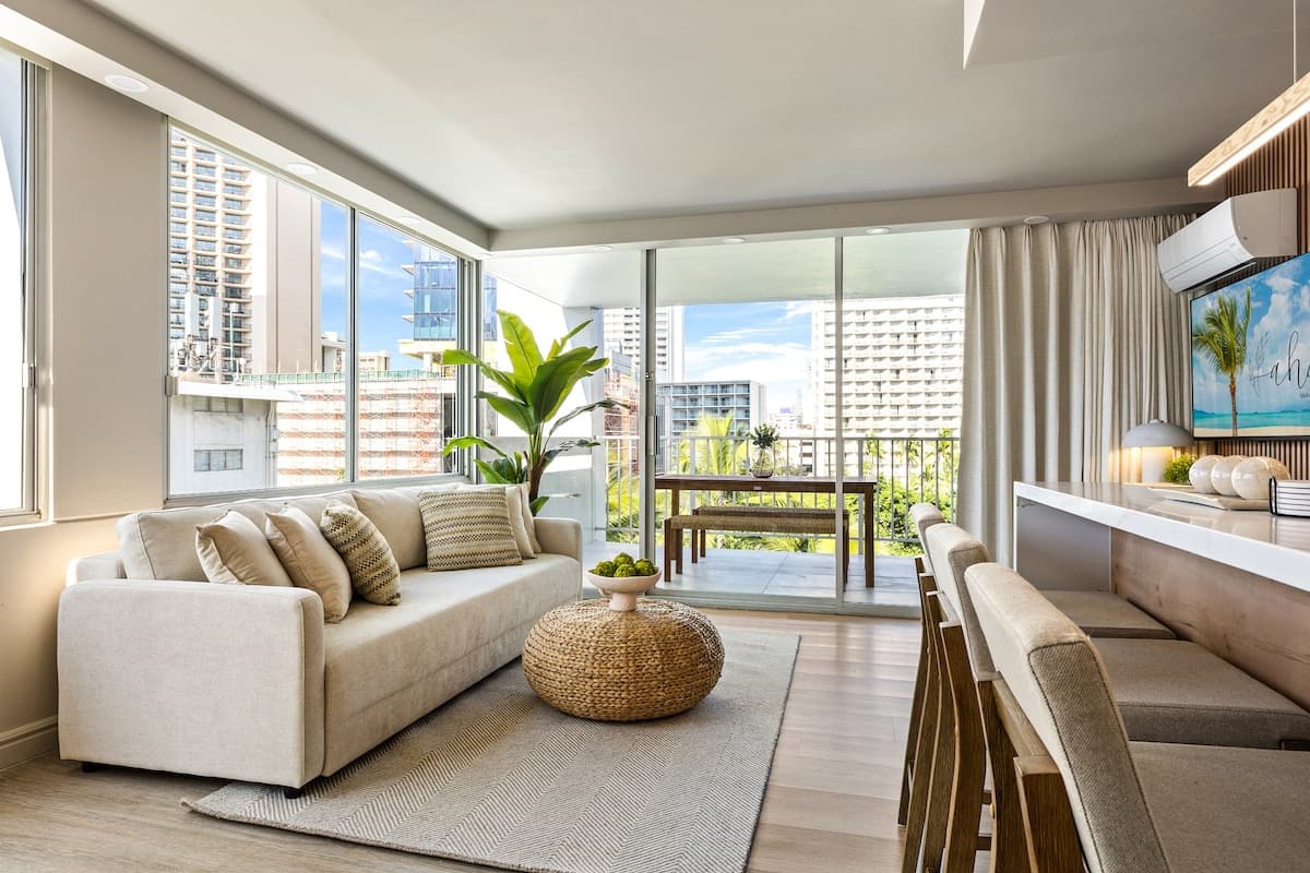 Waikiki Ocean View Retreat – Close to the Beach - Photo 3