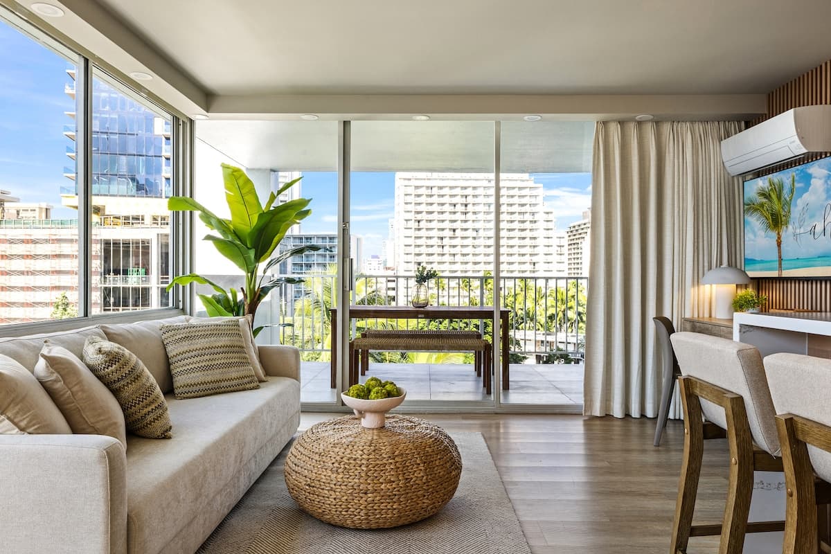 Waikiki Ocean View Retreat – Close to the Beach - Photo 2