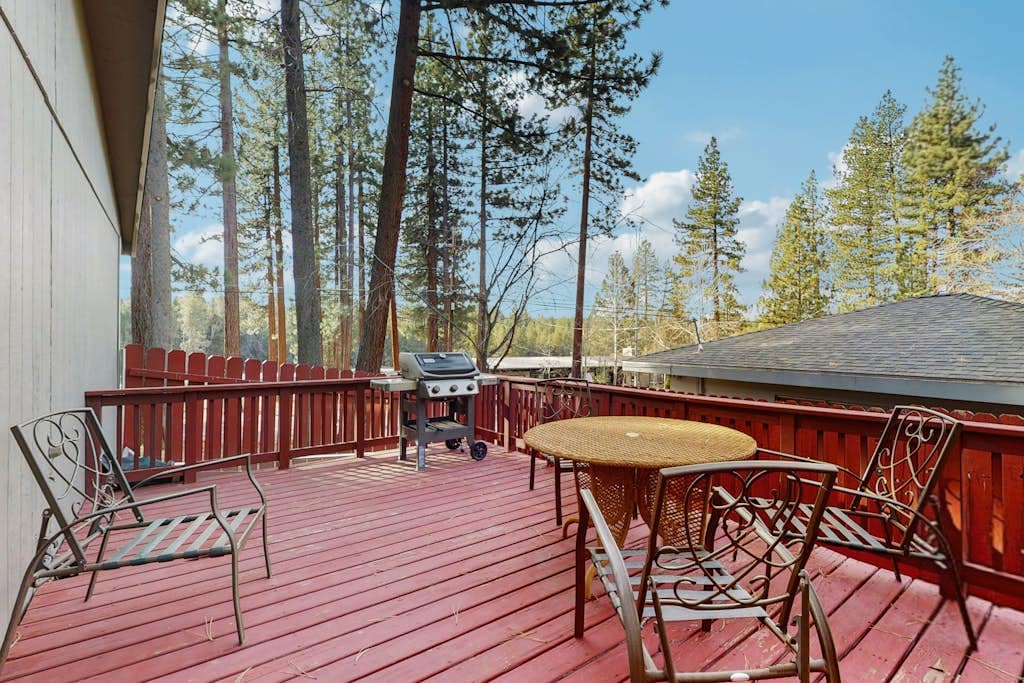 Mid-Century Ranch w/ Vinyl & Meadow Views - Photo 2