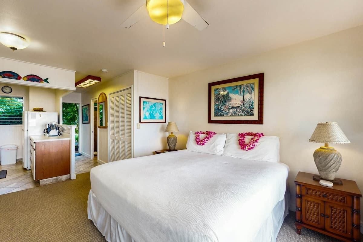 Lovely Studio | Pool | Views | Walk to Restaurants - Photo 2