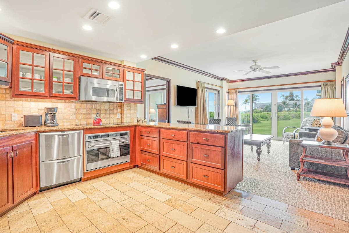Condo in Kapaa · ★4.38 · 2 bedrooms · 3 beds · 3 private baths - Photo 2