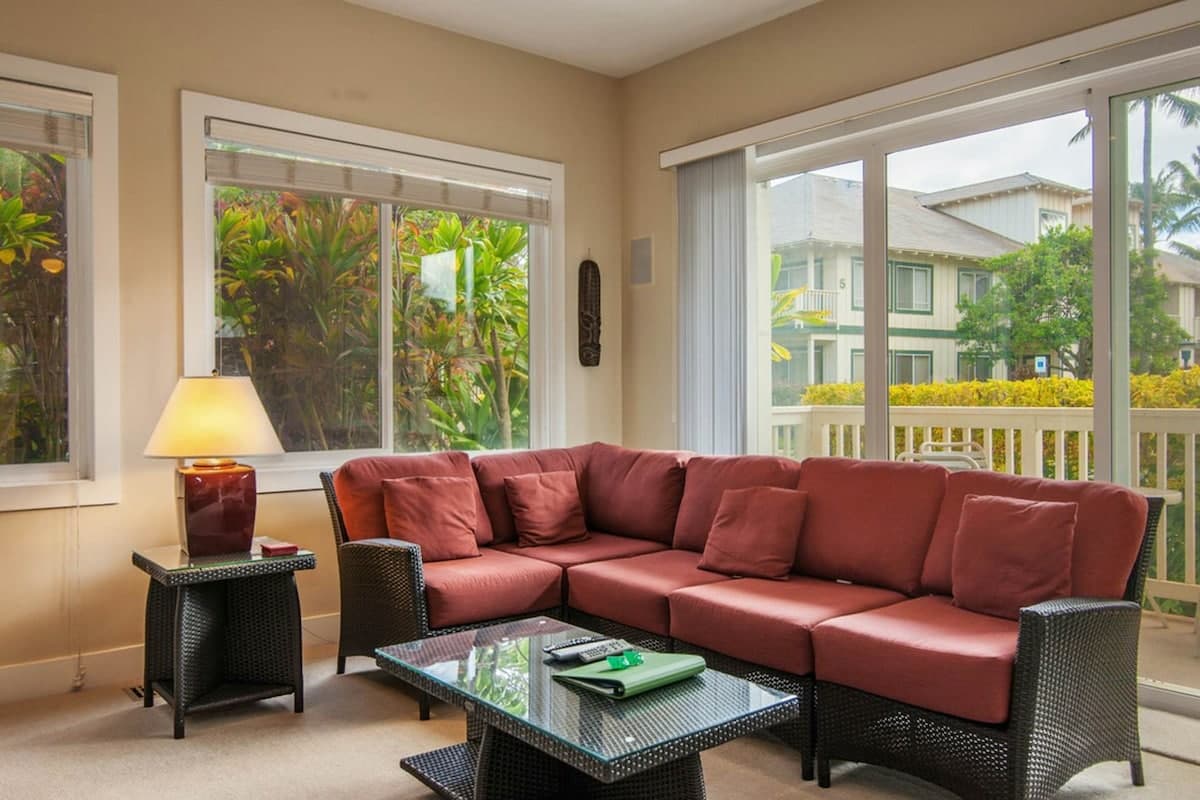 2BR Near Beaches, Balcony, Pool, Hot Tub - Photo 2