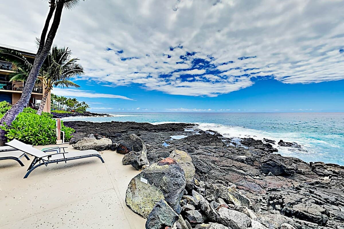 Condo in Kailua-Kona · ★4.5 · 2 bedrooms · 3 beds · 2 private baths - Photo 2