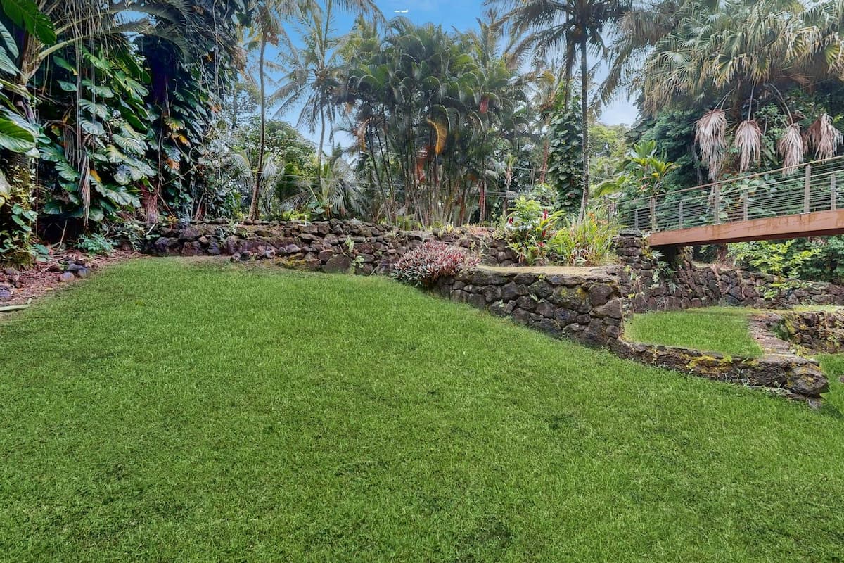Home in Pahoa · ★4.91 · 2 bedrooms · 2 beds · 2 private baths - Photo 3