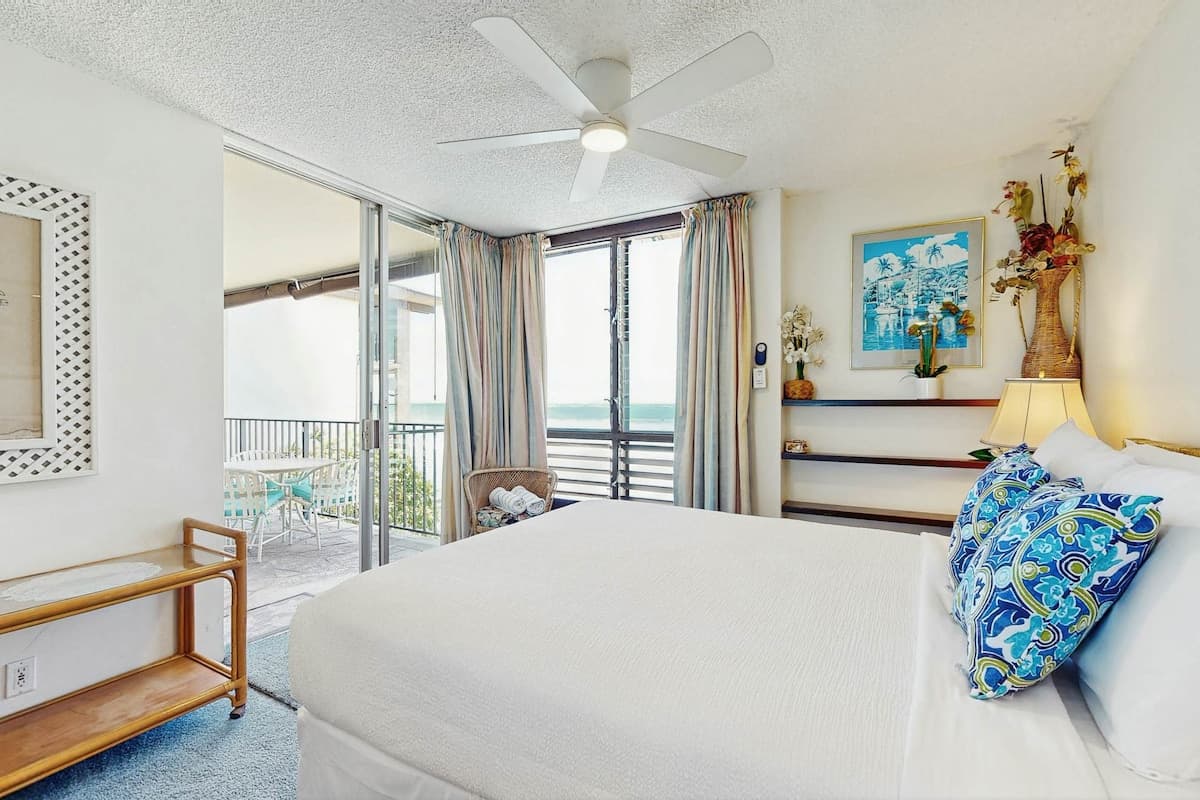 2BR Oceanfront, Balcony, Pool - Photo 4
