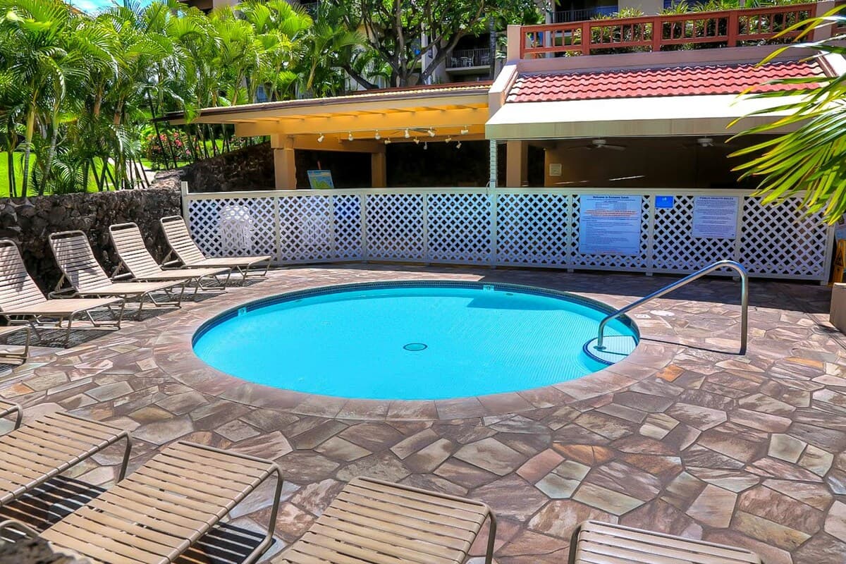 Condo in Kihei · ★4.21 · 2 bedrooms · 4 beds · 2 private baths - Photo 3