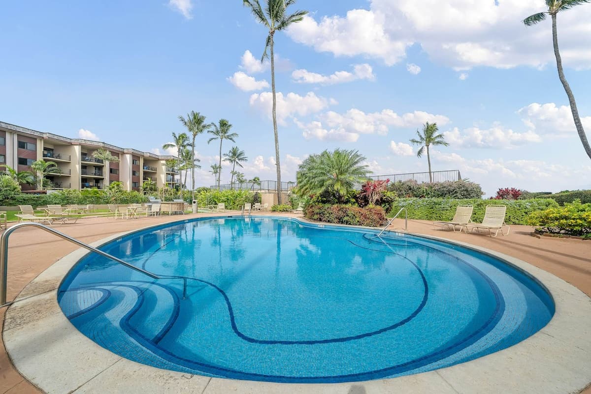 Condo in Lahaina · ★4.2 · 1 bedroom · 2 beds · 1 private bath - Photo 2