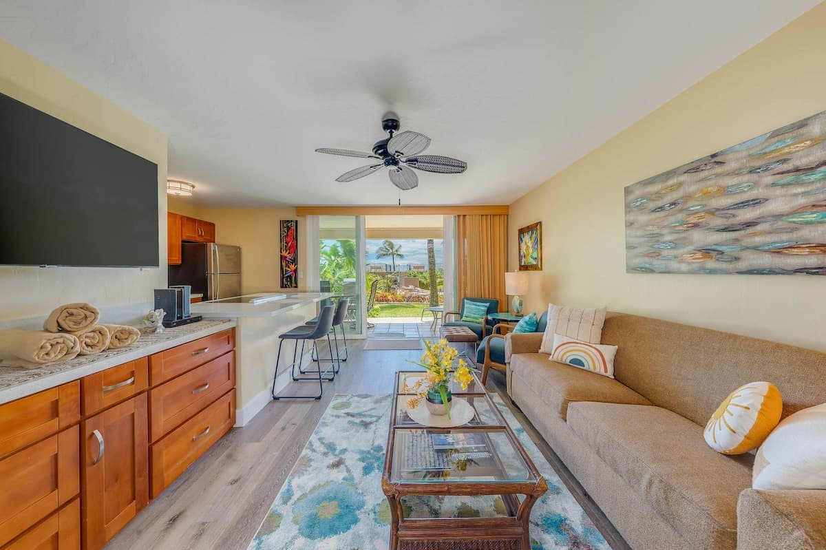 Condo in Lahaina · ★4.2 · 1 bedroom · 2 beds · 1 private bath - Photo 3