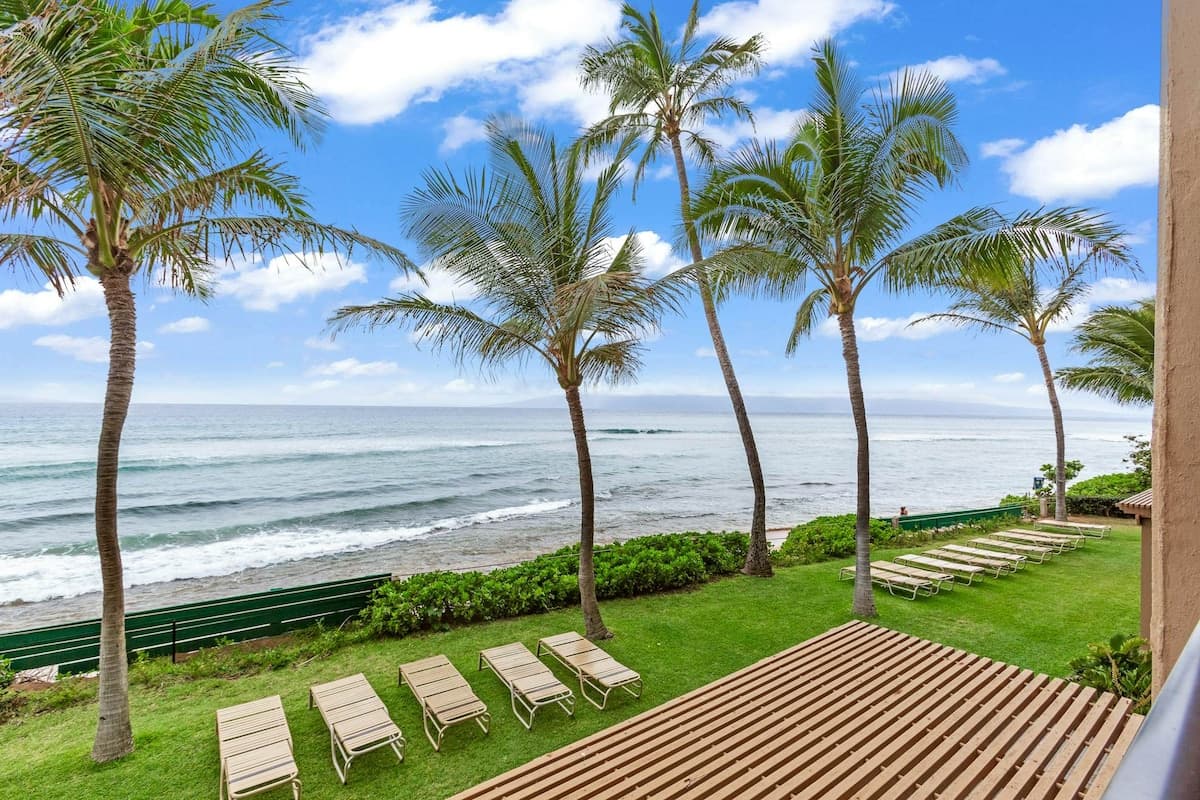 Condo in Lahaina · ★4.69 · 1 bedroom · 2 beds · 1 private bath - Photo 4