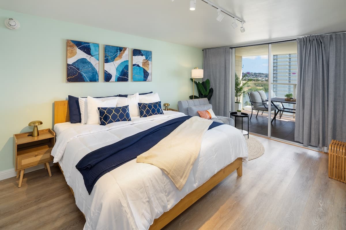 Renovated Modern King Studio w/ Canal View Balcony - Photo 1