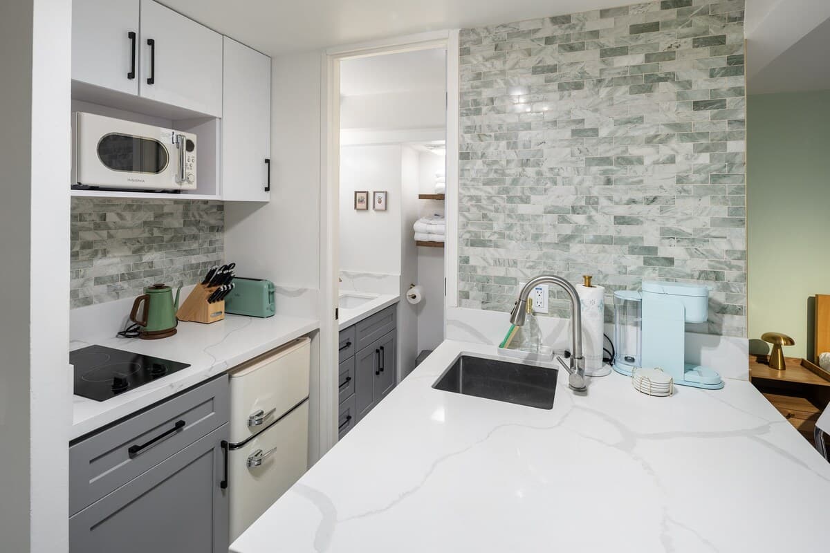 Renovated Modern King Studio w/ Canal View Balcony - Photo 4