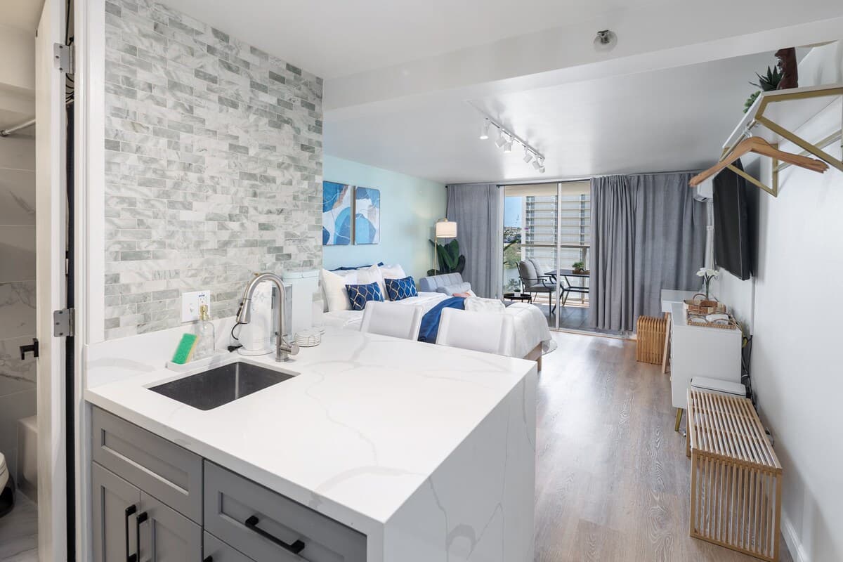 Renovated Modern King Studio w/ Canal View Balcony - Photo 2