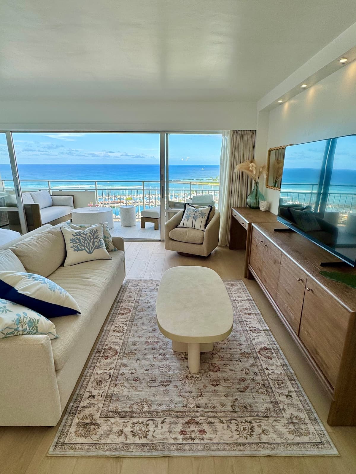 Condo in Honolulu · ★4.96 · 1 bedroom · 2 beds · 1 private bath - Photo 2