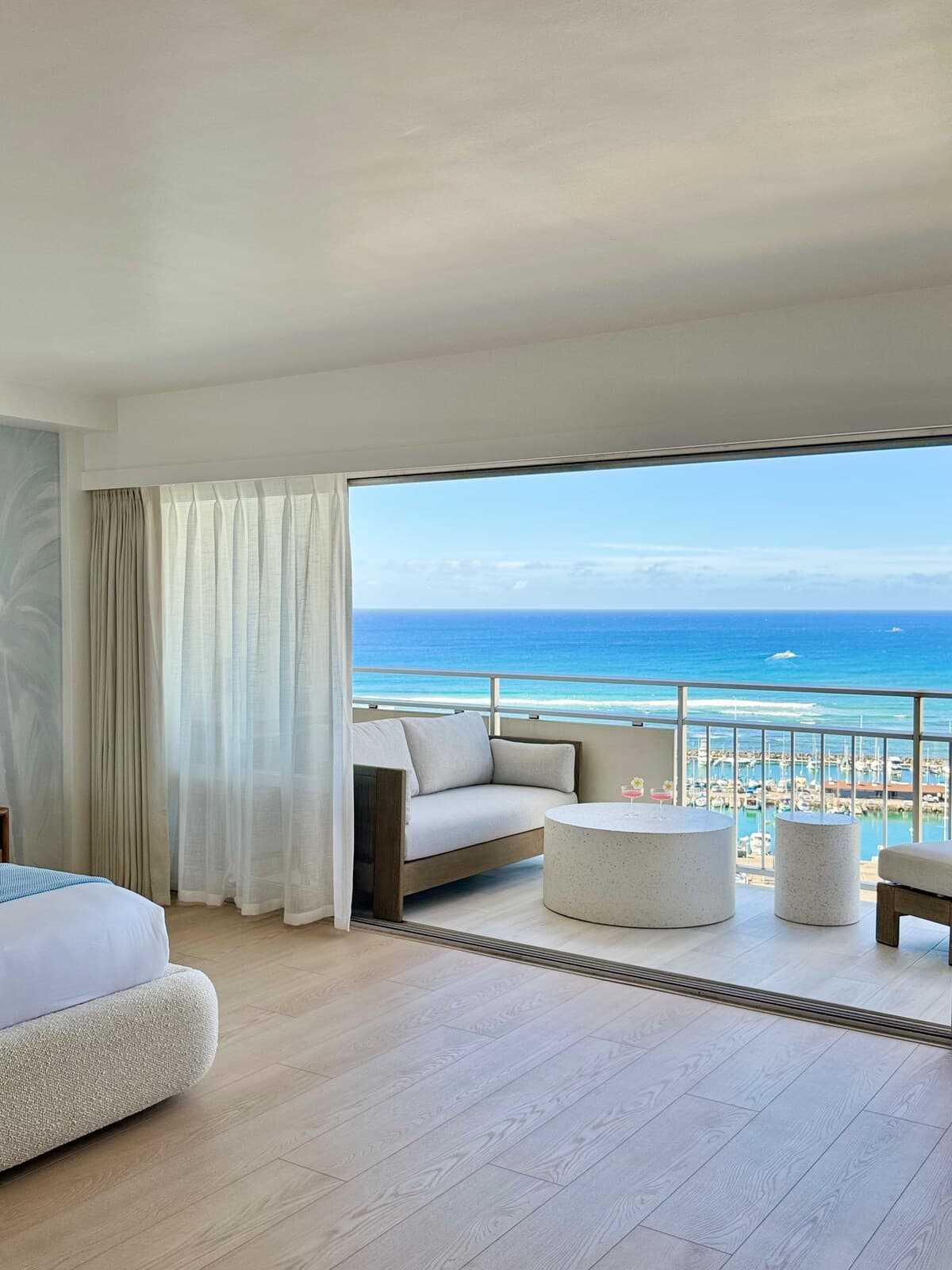 Condo in Honolulu · ★4.96 · 1 bedroom · 2 beds · 1 private bath - Photo 5