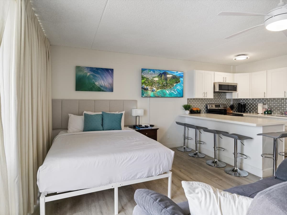 Condo in Honolulu · ★4.83 · 1 bedroom · 3 beds · 1 private bath - Photo 4