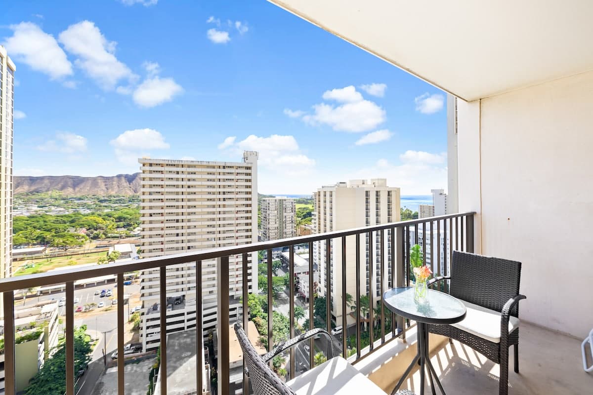 Condo in Honolulu · ★4.83 · 1 bedroom · 3 beds · 1 private bath - Photo 1