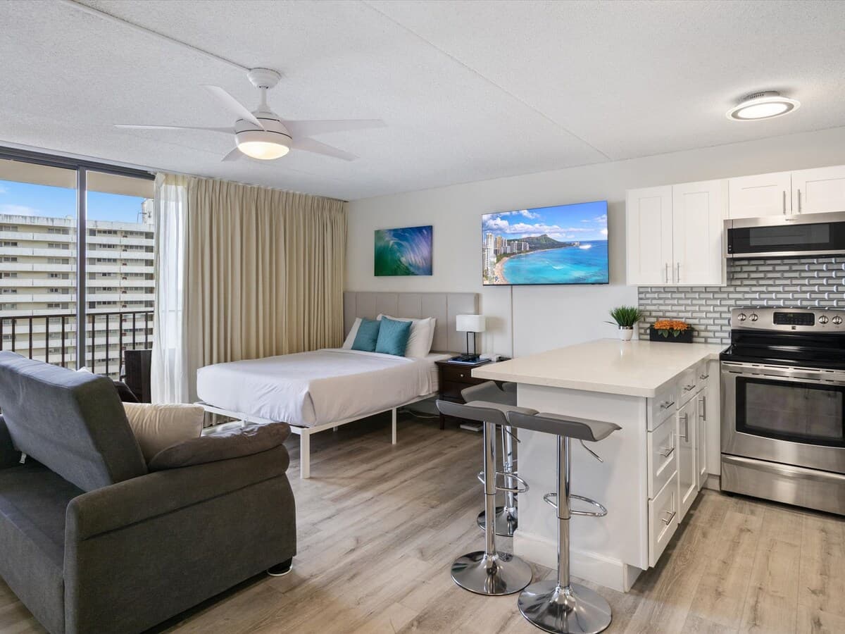 Condo in Honolulu · ★4.83 · 1 bedroom · 3 beds · 1 private bath - Photo 2