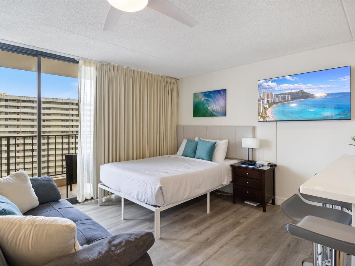 Condo in Honolulu · ★4.83 · 1 bedroom · 3 beds · 1 private bath - Photo 3