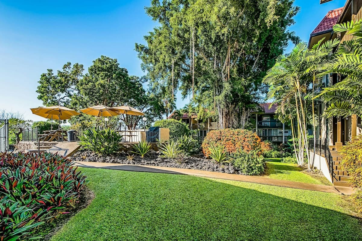 Condo in Kailua-Kona · ★4.45 · 1 bedroom · 2 beds · 1 private bath - Photo 5