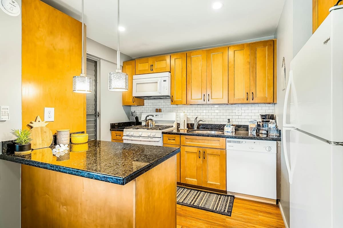 Condo in Kailua-Kona · ★4.45 · 1 bedroom · 2 beds · 1 private bath - Photo 4